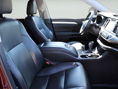 Used 2019 Toyota Highlander XLE AWD/4WD image 25