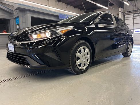 Used 2023 Kia Forte LX image 3