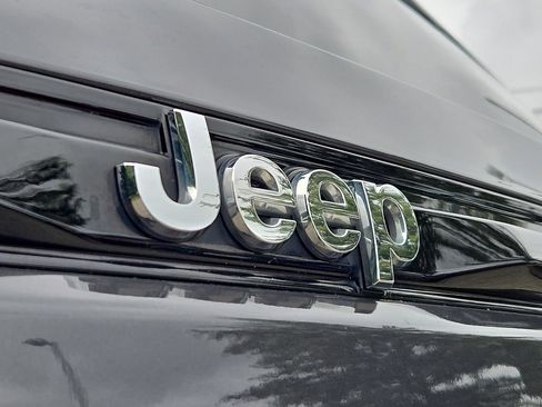 Certified 2023 Jeep Grand Cherokee Laredo X AWD/4WD image 31