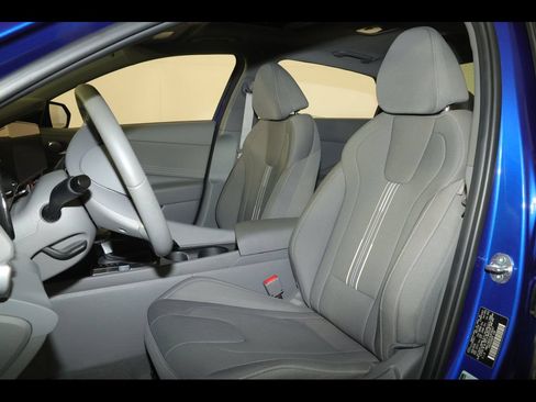 Used 2025 Hyundai Elantra SEL w/ Cargo Package FWD image 22
