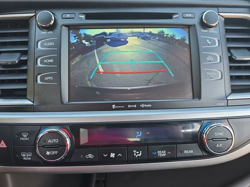Used 2017 Toyota Highlander Plus AWD/4WD image 23