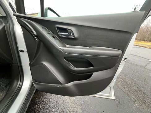 Used 2018 Chevrolet Trax LT w/ LT Convenience Package image 21