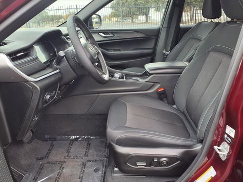 Used 2025 Jeep Grand Cherokee Laredo X image 8