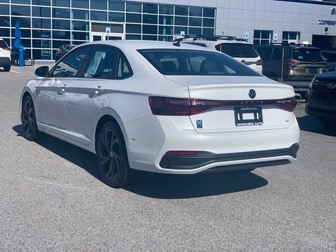 Used 2025 Volkswagen Jetta SE FWD image 4