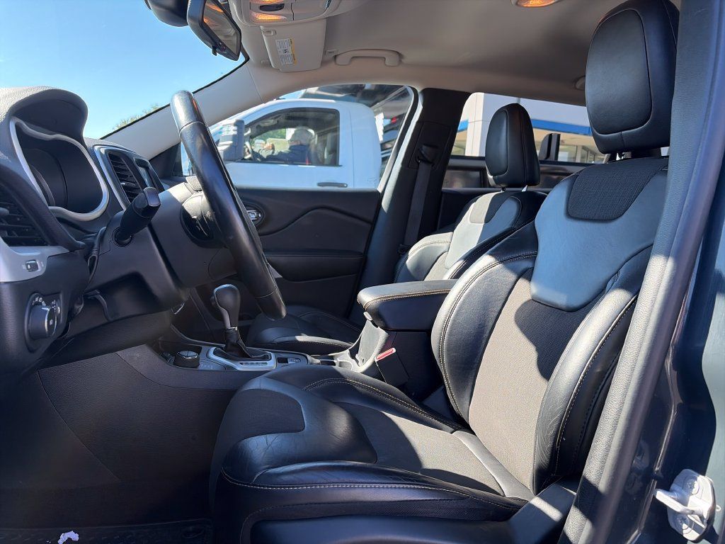 Used 2018 Jeep Cherokee Latitude Plus w/ Cold Weather Group AWD/4WD image 14