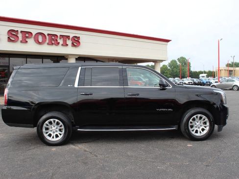 Used 2019 GMC Yukon XL SLT image 3