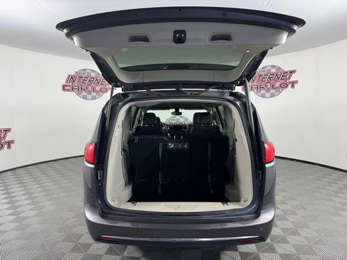 Used 2017 Chrysler Pacifica Touring-L w/ Tire & Wheel Group image 28