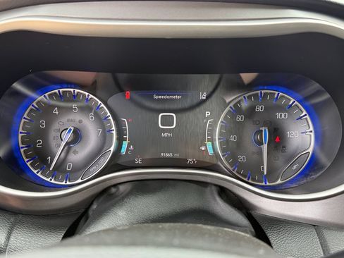 Used 2023 Chrysler Pacifica Touring-L FWD image 14