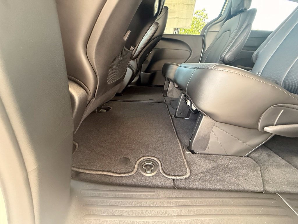 New 2027 Chrysler Pacifica Select FWD image 26