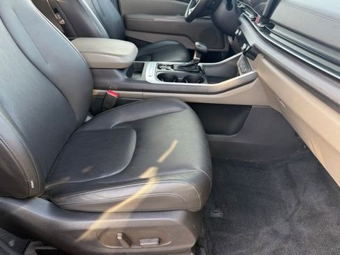 Used 2025 Kia Carnival EX image 15