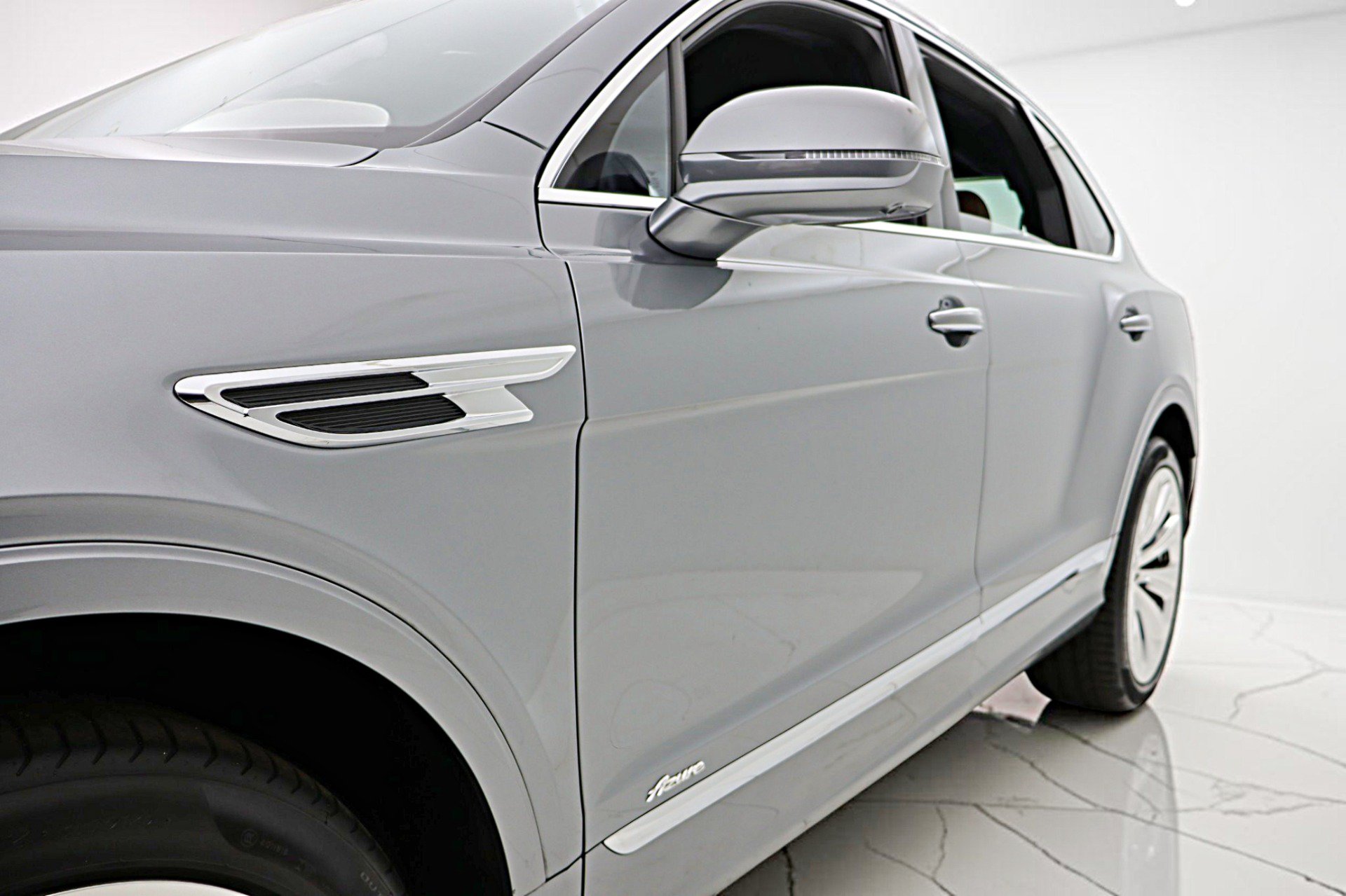 Used 2025 Bentley Bentayga AWD/4WD image 25