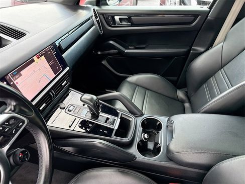 Used 2022 Porsche Cayenne Platinum Edition image 26
