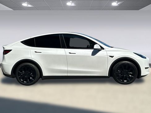 Used 2025 Tesla Model Y Long Range RWD image 7