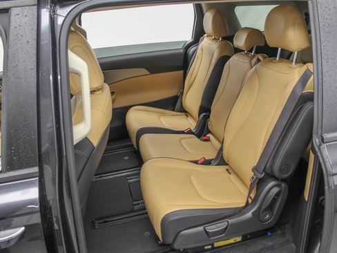 Used 2024 Kia Carnival LX FWD image 17