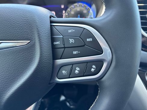 Used 2023 Chrysler Pacifica Touring-L FWD image 16