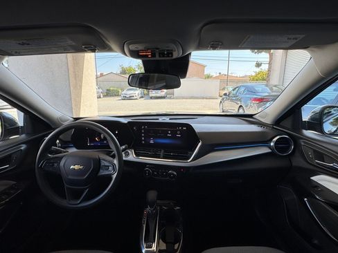 Used 2025 Chevrolet Trax LT FWD image 33