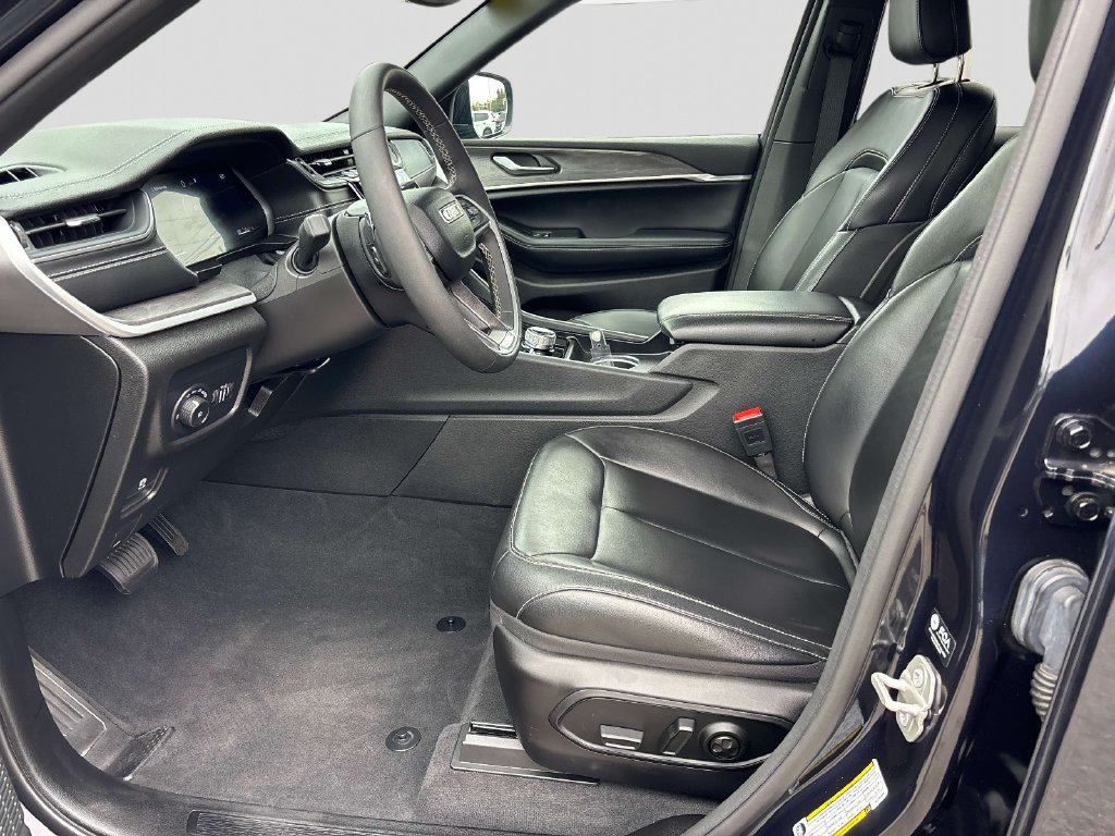 Used 2024 Jeep Grand Cherokee Limited AWD/4WD image 11