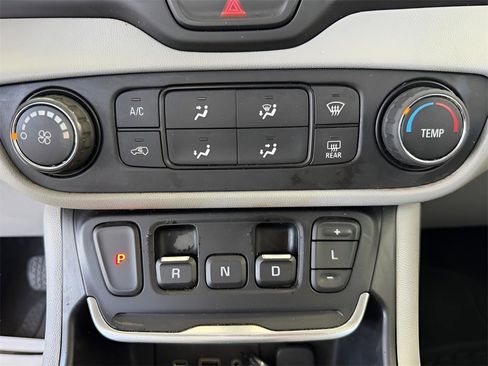 Used 2019 GMC Terrain SLE image 32