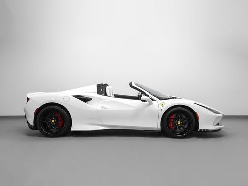 Used 2022 Ferrari F8 Tributo RWD image 9