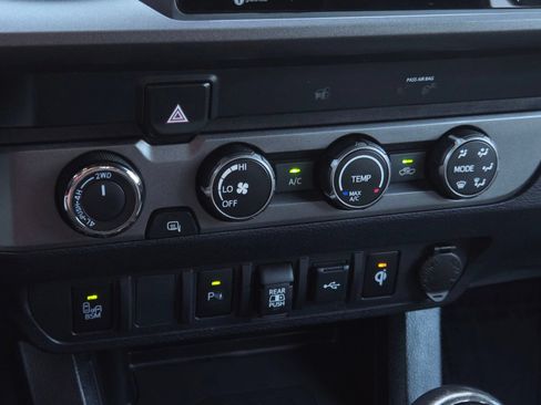 Certified 2020 Toyota Tacoma TRD Off-Road w/ Technology Package AWD/4WD image 18