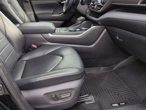 Used 2021 Toyota Highlander XLE FWD image 22