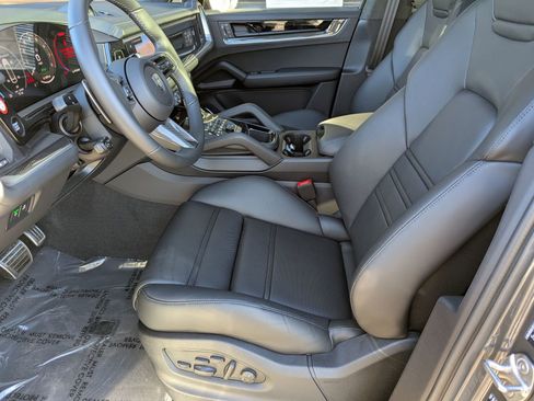 New 2026 Porsche Cayenne Turbo image 4