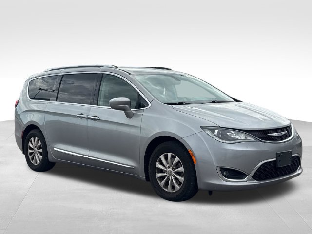 Used 2018 Chrysler Pacifica Touring-L FWD image 10
