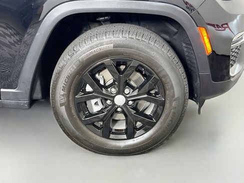 Used 2024 Jeep Grand Cherokee Limited AWD/4WD image 39