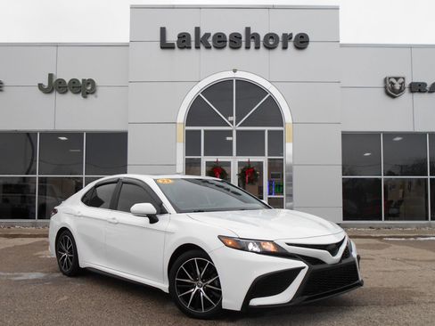 Used 2022 Toyota Camry SE image 2