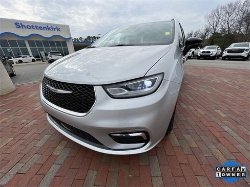 Used 2024 Chrysler Pacifica Touring-L image 28