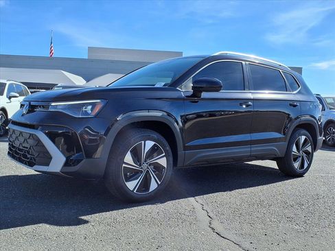 New 2025 Volkswagen Taos SE image 2