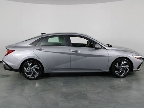 Used 2025 Hyundai Elantra SEL image 14