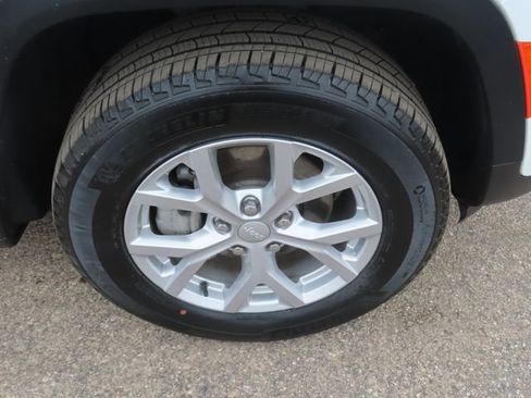 Used 2023 Jeep Grand Cherokee Limited w/ Luxury Tech Group II image 13