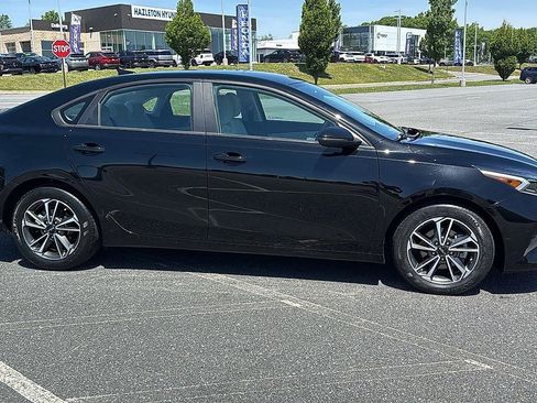 Used 2023 Kia Forte LXS w/ LXS Technology Package FWD image 3