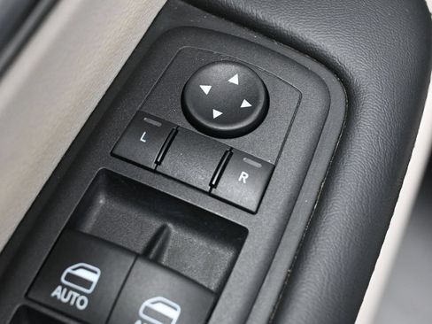 Used 2024 Chrysler Pacifica Touring-L FWD image 12