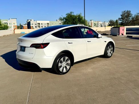 Used 2022 Tesla Model Y Long Range AWD/4WD image 7