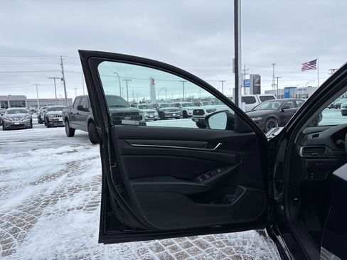 Used 2018 Honda Accord EX image 11