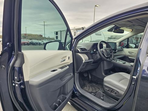 Used 2023 Toyota Sienna Limited AWD/4WD image 17