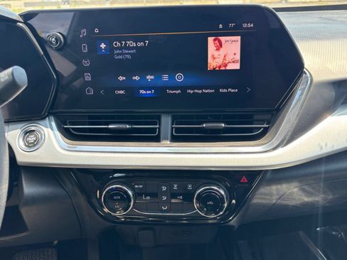 Used 2025 Chevrolet Trax LT FWD image 17