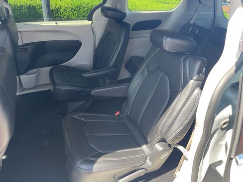 Used 2024 Chrysler Pacifica Touring-L FWD image 23
