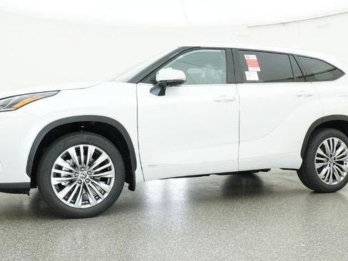 New 2026 Toyota Highlander Platinum AWD/4WD image 18