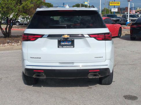 Used 2023 Chevrolet Traverse Premier FWD image 7
