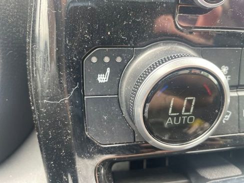Used 2024 Toyota Highlander XLE AWD/4WD image 16