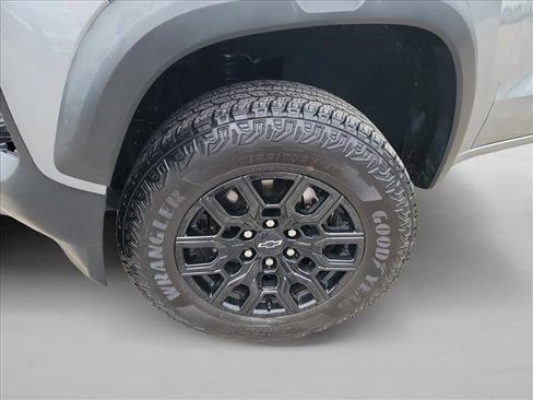 Used 2024 Chevrolet Colorado Trail Boss w/ Technology Package image 2