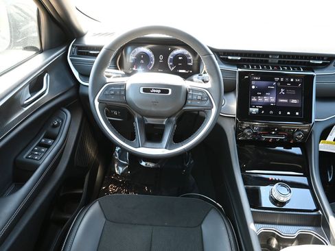 New 2025 Jeep Grand Cherokee Altitude image 19