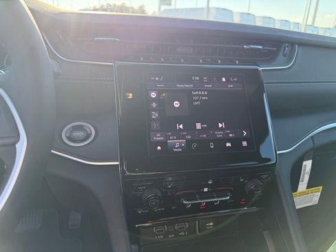 New 2025 Jeep Grand Cherokee Altitude image 17