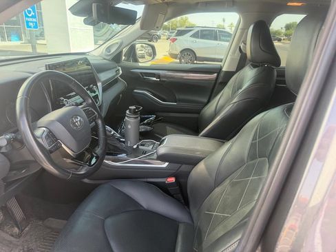 Used 2021 Toyota Highlander Platinum FWD image 8