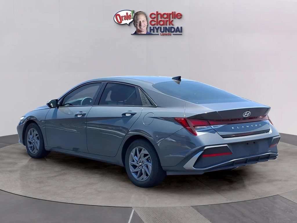 Used 2024 Hyundai Elantra SEL FWD image 3