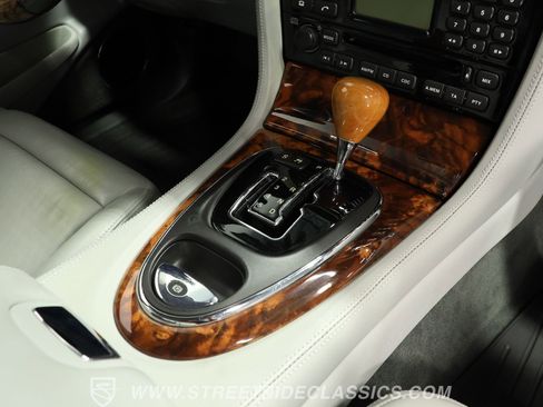 Used 2004 Jaguar XJ8 image 40