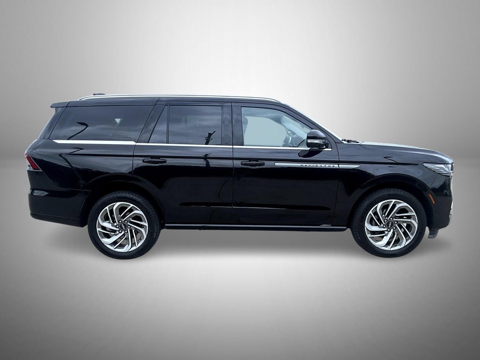 Used 2025 Lincoln Navigator Reserve AWD/4WD image 4